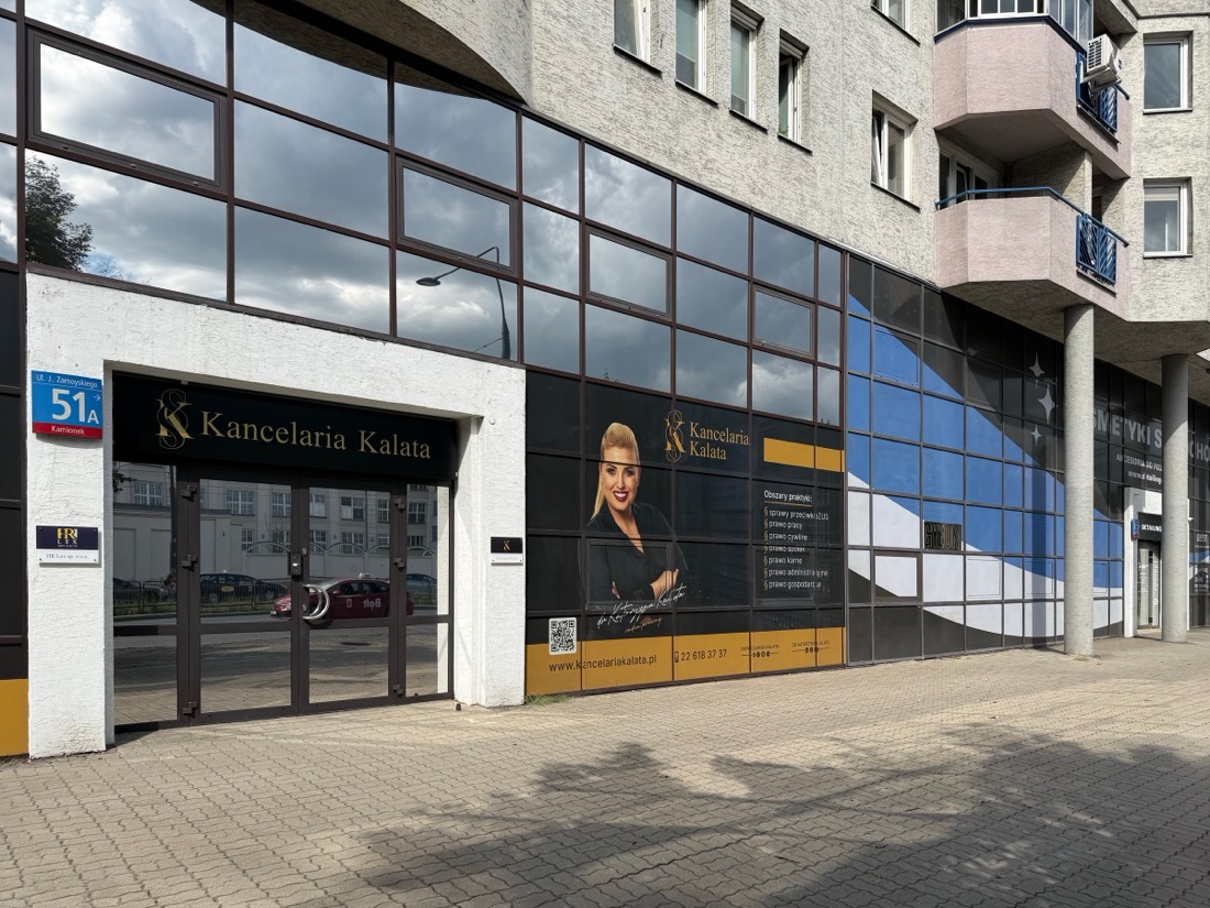 Reklamowe oklejenie witryny kancelarii
